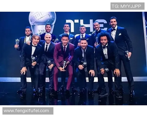 足球明星同框瞬间珍藏回忆展现球场魅力与友谊的精彩合照