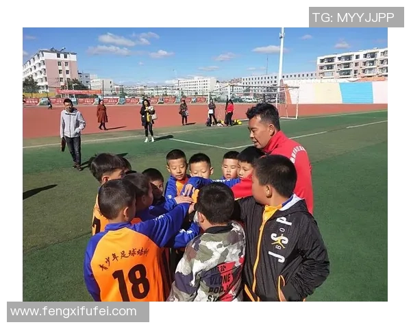 足球明星在绿茵场上挥洒汗水的精彩瞬间与激情四溢的踢球姿态