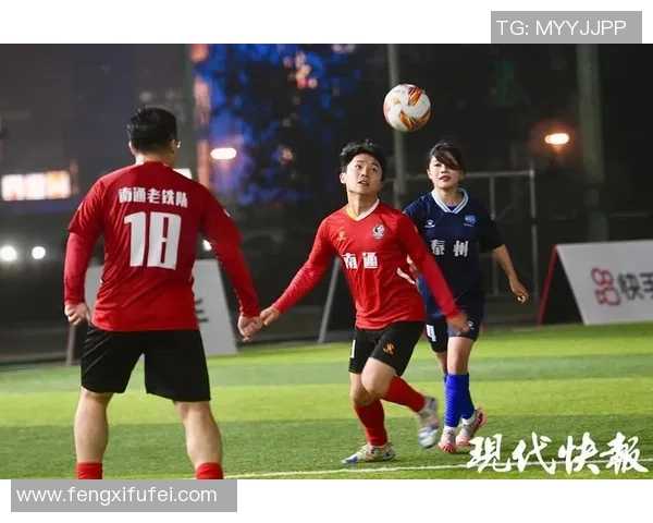 足球明星在中国街头踢野球展现风采引发球迷热潮 足球明星在中国街头踢野球展现风采引发球迷热潮