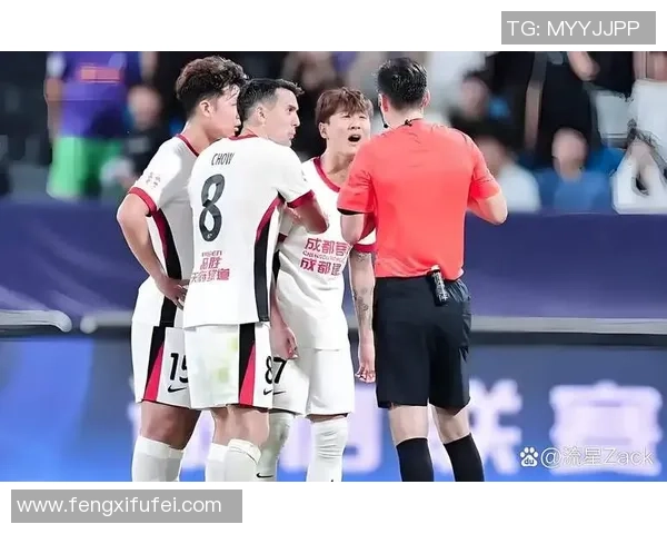 足球明星因涉嫌违法行为被警方拘留引发广泛关注和讨论