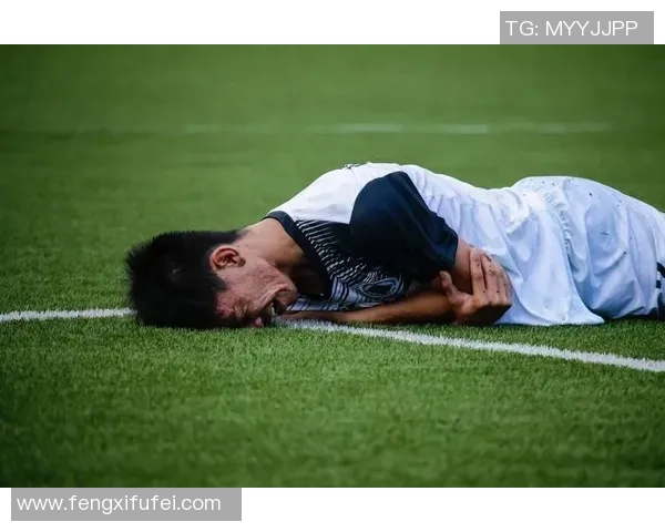 足球明星意外踢球误伤孩子引发热议家长呼吁加强安全措施