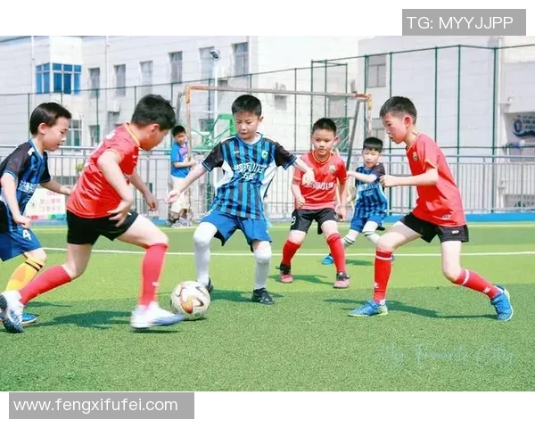 足球明星携手转场瞬间定格精彩时刻的合拍图片展示