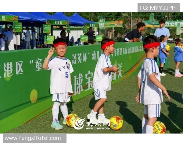 足球明星的孩子展现天赋投球技艺引发热议与关注